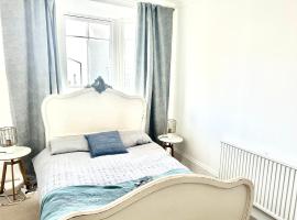 The Captains Lookout-Sleeps 6!, hotell i St. Leonards