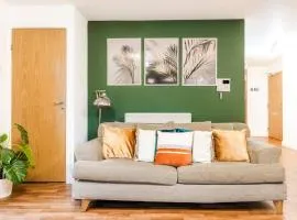 Emerald Retreat - City Centre - Free Parking, Fast WiFi and Smart TV by Yoko Property