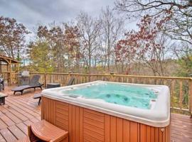 Spacious Cabin with Hot Tub near Carters Lake, hotel v destinaci Ellijay
