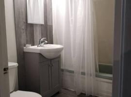 Comfortable 2-bedroom, private kitchen and bathroom, hotelli, jossa on pysäköintimahdollisuus Montrealissa
