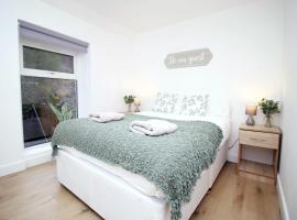 Alma Cottage by StayStaycations, hotel with parking in Rhondda