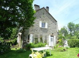 Cosy holiday home in St Cirgues de Malbert with pool, hotel with parking in LʼHôpital