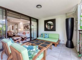 Poolside at Temple Resort - A Lush Tropical Escape, apartemen di Port Douglas