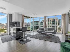 2 BR Waterfront Condo Downtown w/ free Parking, hotel com piscina em Toronto