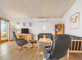 3 Bedroom Lovely Home In Thyholm, feriehus i Thyholm