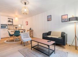 One bedroom apartment with parking & terrace – apartament w mieście Croix