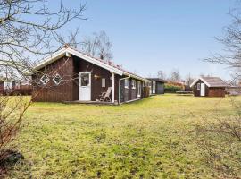 Nice Home In Sjllands Odde With Wifi – domek wiejski w mieście Yderby