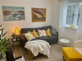 Pass the Keys Cosy One Bedroom House with Parking