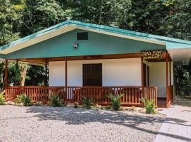 Casa Iris- Home for Family, Steps From the Beach, Pool and Yoga Deck, hotel in Puerto Viejo