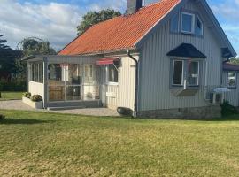 Cosy cottage located close to a bay in Skappevik, hotell med parkering i Bergkvara
