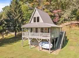 New Riverfront property Sasquatch Cabin, hotelli kohteessa Fleetwood