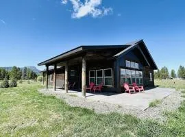 Bearadise Wifi & Close to Yellowstone & Bunk room & Views & BBQ& Deck & Sleeps 15