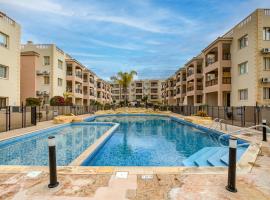 Sunny View - A Stunning Apartment With Private Rooftop, holiday park di Paphos