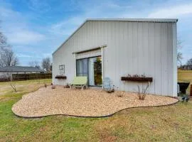 Missouri Couples Retreat Shouse with Patio, Yard