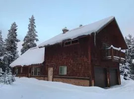 Double D Lodge - 30 Miles to Yellowstone - Walking distance to water - Tucked into the pines