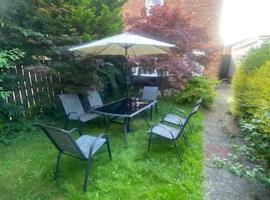 2 bed full house with private summer garden, hotell i Elswick