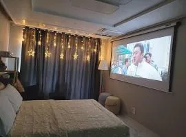 Relax-편안한영화관,130인치대형스크린,넷플,디즈니플러스,넓은객실,장기숙박추천
