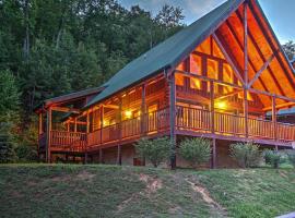 Solid Ground Lodge with Yard!, hôtel à Pigeon Forge