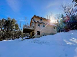 31R Brand new log home on quiet side street in Bethlehem, close to Main Street! 20 min to skiing, maison de vacances à Bethlehem