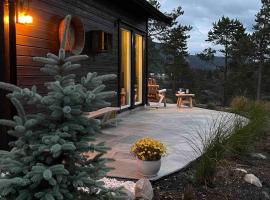 Cosy cabin between lake and mountain, casa de campo em Treungen