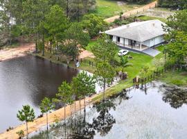 Ampla casa de sítio com lagoa., будинок для відпустки у місті Жагуаруна