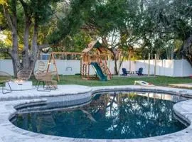 1 Mile to Honeymoon Island ~Heated Pool ~Putt Putt