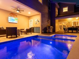 Bay Dreamin! Walk to the Beach, Pier, & Pine Ave! Heated Pool!, hotel in Anna Maria