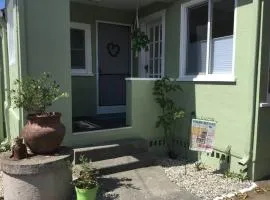 Charming Cottage in Henderson Center