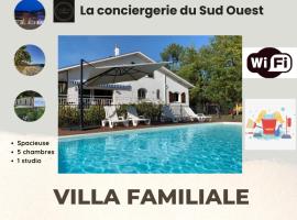 Magnifique villa familiale piscine - 14 personnes, hotelli kohteessa Sanguinet
