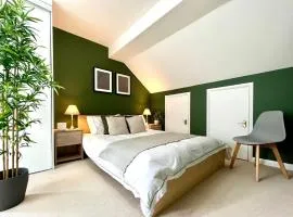 1 Bed - Sleeps 4 - Parking - 15 mins Gatwick