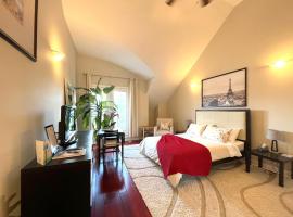 Stunning Rooms in Townhouse across the Beach, hotel cerca de Victoria Park Subway Station, Toronto