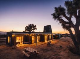 Joshua Tree Hidden Tower * Views - Landmark, hotel v destinácii Yucca Valley