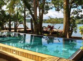 Luxurious entire country house in Rio Dulce, Guatemala, hotel que acepta mascotas en R&iacute;o Dulce