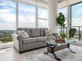 Stunning Rocky Mountain & DT Skyline Views! Near Stampede, Saddledome, BMO Centre! FREE Banff Pass, Wine, & Parking!, βίλα στο Κάλγκαρι