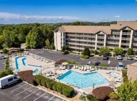 Condo for 6, Pool, Gym, Patio, 1 Block to Parkway , Seasonal Outdoor Pool with Lazy River, Near Dollywood & Smoky Mountains, 24H Hospitality, Cozy Living Space