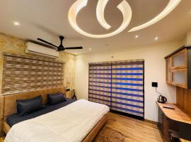 Home Escape Luxe 2BHK Penthouse Near LIG Square, hotel in Indore