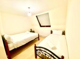 Spacious Ground Floor Two Bedroom house on in Ealing London, hotel u gradu Ealing