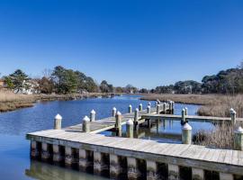 Millville Abode - Dock and Pool Access, Near Beaches, hotell med pool i Millville