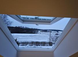Attic floor with views over fields and sea, hotel in Sigtuna