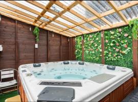 Captivating 2 bedroom home with jacuzzi and conservatory, hotel in Hamilton