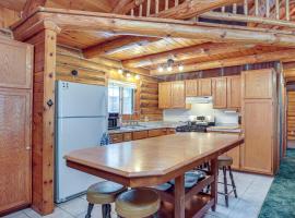 Rhinelander Waterfront Cabin with Deck and Fire Pit!, casa en Rhinelander