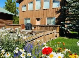 Island Park Retreat - 22 Miles to West Yellowstone - Air Condition - Wifi - Large Deck - Large soaking tub - Smart Tvs