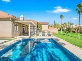 Luxurious Getaway Near Coachella Stagecoach Pool Putting Green Parking Firepit Sleeps 11