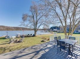 Lakefront Highland Home with Dock about 2 Mi to Milford!, vila 