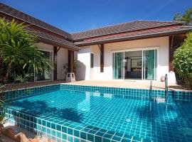 Tropical 3BR Pool Villa Prima, just 5min Drive to NaiHarn and Rawai Beach, Hotel in Strand Rawai