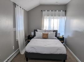 Private, Spacious & Comfy 1 bedroom Entire Suite With Separate Entry & Free Parking, apartman u gradu 'Holbrook'