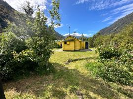 Rustic, Basic Cosy Alpine Hut, in the middle of the Mountains, goedkoop hotel in Otira