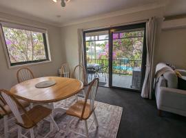 Leafy seaside unit with lagoon style pool and tennis court, hotel en Nelson Bay