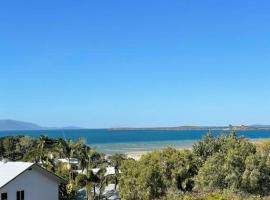 Rose Bay beach views cosy apartment, hotel en Bowen