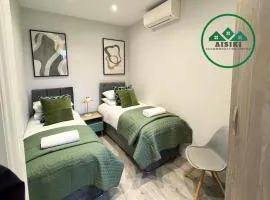 Aisiki Stays Apartments at Enfield, Air-conditioned & Pet-Friendly, Ground Floor, 3-Bedroom & 2-Bathroom Flat, King or Twin Beds with Garden, Free Wi-Fi & Parking Space